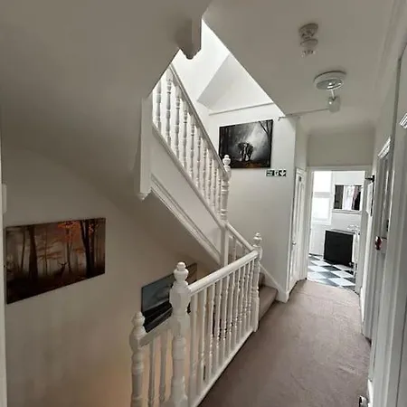 Apartment Amazing 6 Bedroom House With Free Parking On Site.