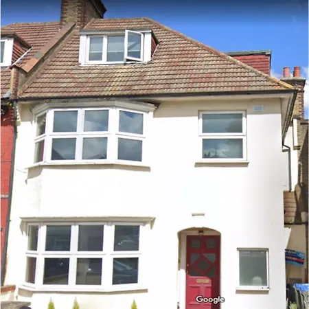 Apartment Amazing 6 Bedroom House With Free Parking On Site.