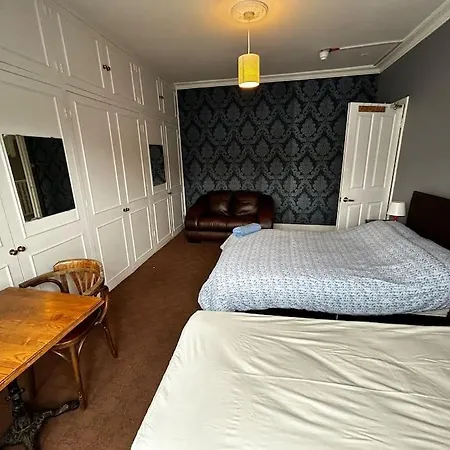Amazing 6 Bedroom House With Free Parking On Site.