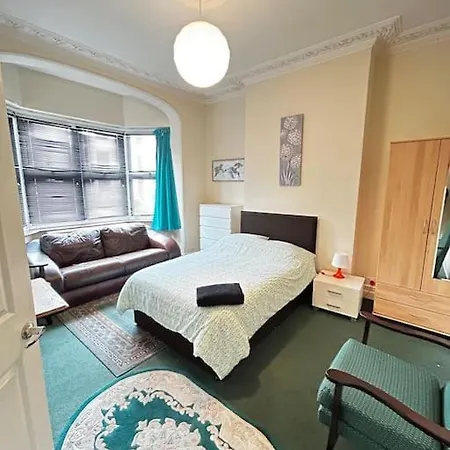 Apartment Amazing 6 Bedroom House With Free Parking On Site. *