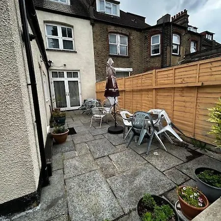 Amazing 6 Bedroom House With Free Parking On Site. Apartment