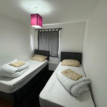 London Apartment *
