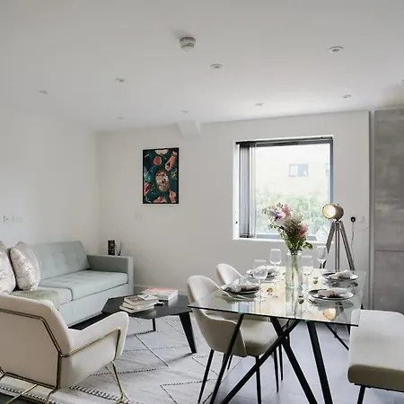 Modern One Bedroom Flat In The Heart Of *