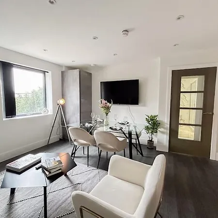 Modern One Bedroom Flat In The Heart Of *