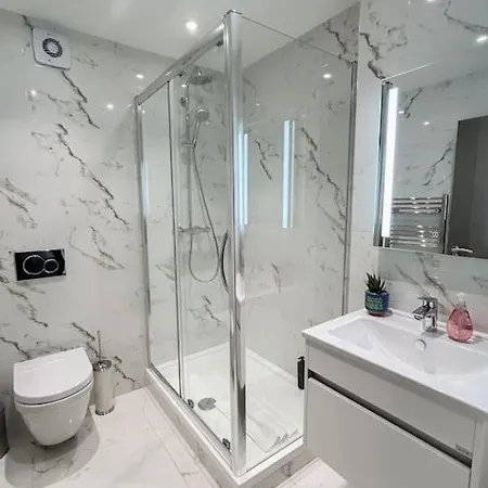 Modern One Bedroom Flat In The Heart Of London
