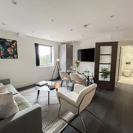 Modern One Bedroom Flat In The Heart Of