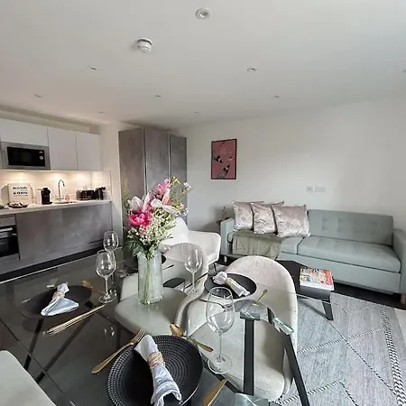 Modern One Bedroom Flat In The Heart Of *