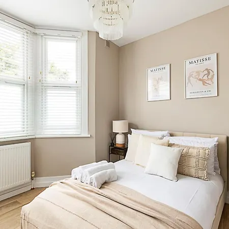 Luxurious 3 Bed Flat With Patio And Garden Apartment London
