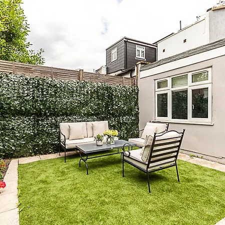 Luxurious 3 Bed Flat With Patio And Garden Apartment