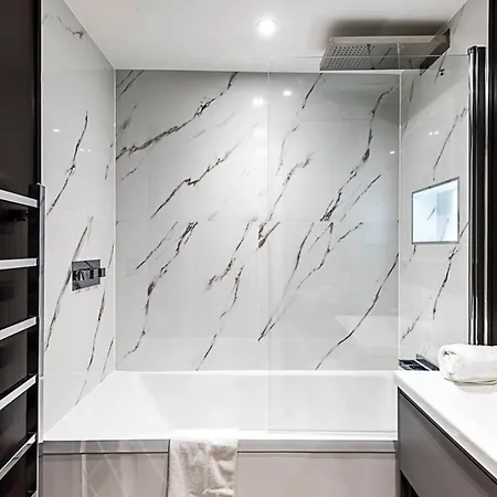 Luxurious 3 Bed Flat With Patio And Garden Apartment *