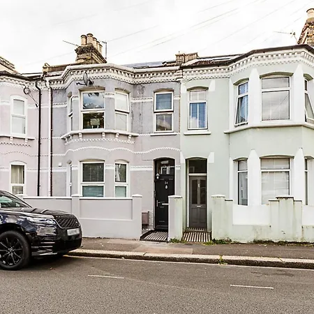 Luxurious 3 Bed Flat With Patio And Garden *