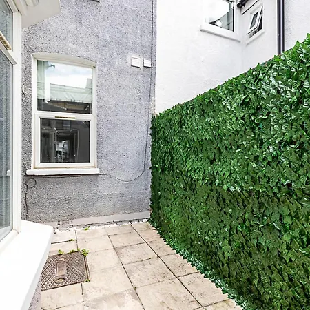 Luxurious 3 Bed Flat With Patio And Garden *
