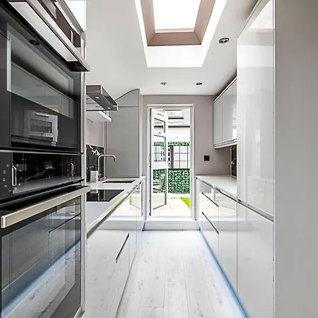 Luxurious 3 Bed Flat With Patio And Garden London