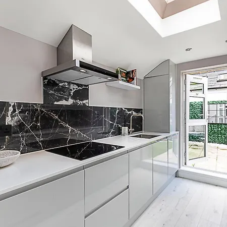 Luxurious 3 Bed Flat With Patio And Garden *