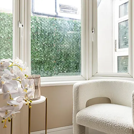 Luxurious 3 Bed Flat With Patio And Garden Apartment