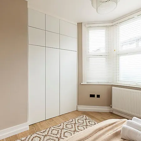 Apartment Luxurious 3 Bed Flat With Patio And Garden *