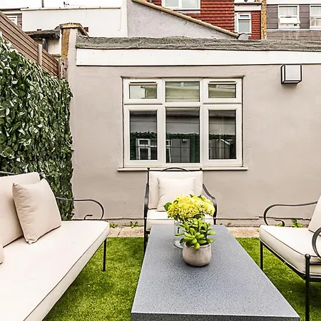 Luxurious 3 Bed Flat With Patio And Garden *