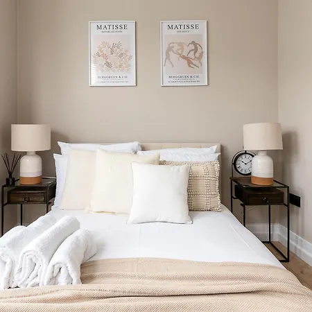 Luxurious 3 Bed Flat With Patio And Garden London
