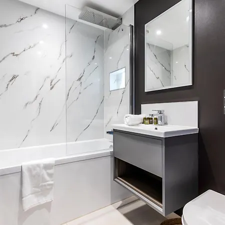 Apartment Luxurious 3 Bed Flat With Patio And Garden