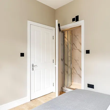 Luxurious 3 Bed Flat With Patio And Garden Apartment *