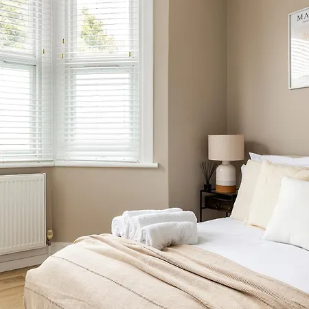 Luxurious 3 Bed Flat With Patio And Garden * London