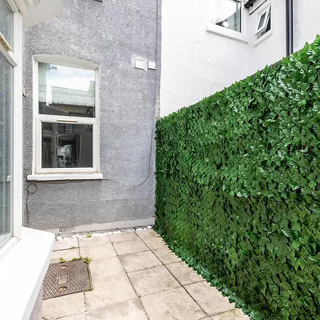 Luxurious 3 Bed Flat With Patio And Garden Apartment