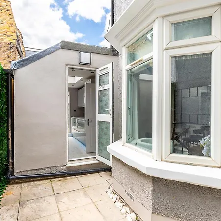 Luxurious 3 Bed Flat With Patio And Garden Apartment