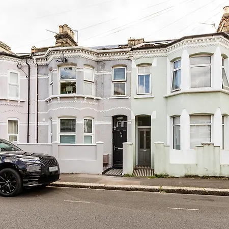 Luxurious 3 Bed Flat With Patio And Garden Apartment *