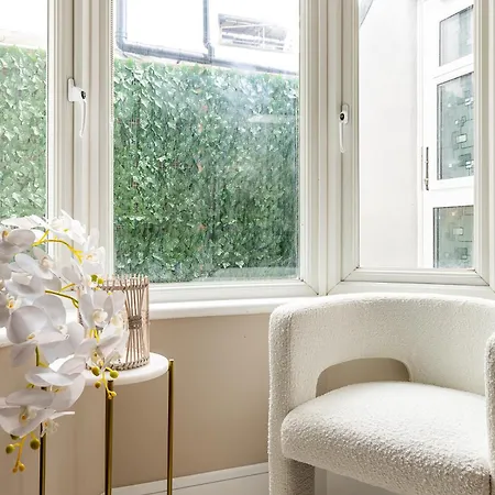 Luxurious 3 Bed Flat With Patio And Garden
