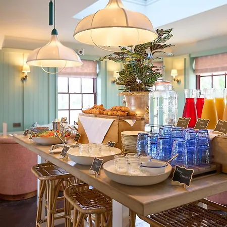 The Mitre, Hampton Court Hotel