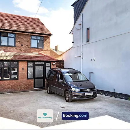 Serviced London,4 Bed House,sleeps 7 On 4 Or 7 Beds,4 Car Driveway,wifi,the London Short Let Heathrow,long Term Welcome * Hounslow