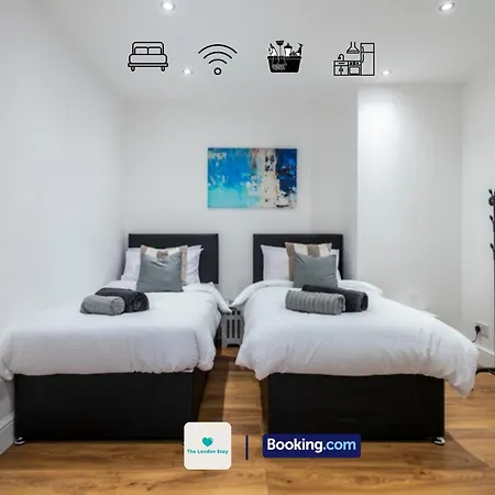 Holiday home Serviced London,4 Bed House,sleeps 7 On 4 Or 7 Beds,4 Car Driveway,wifi,the London Short Let Heathrow,long Term Welcome Hounslow