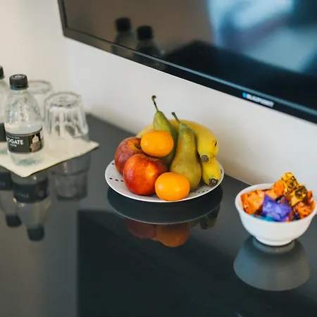 Brixton Village Flat- Private En-suite Double Bedroom Homestay *