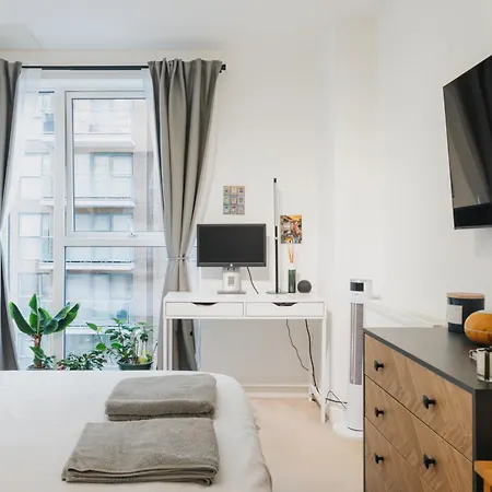 Brixton Village Flat- Private En-suite Double Bedroom Homestay *