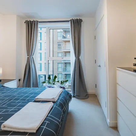 Brixton Village Flat- Private En-suite Double Bedroom *