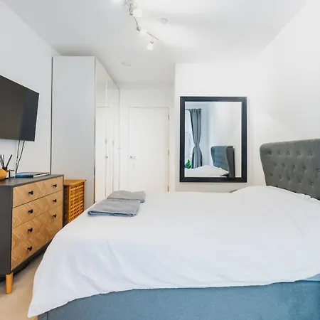 Brixton Village Flat- Private En-suite Double Bedroom London