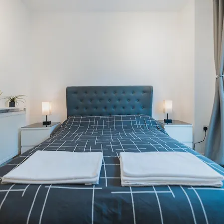 Brixton Village Flat- Private En-suite Double Bedroom Homestay *