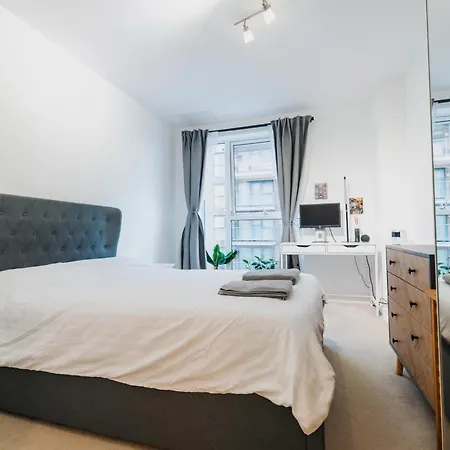 Brixton Village Flat- Private En-suite Double Bedroom *