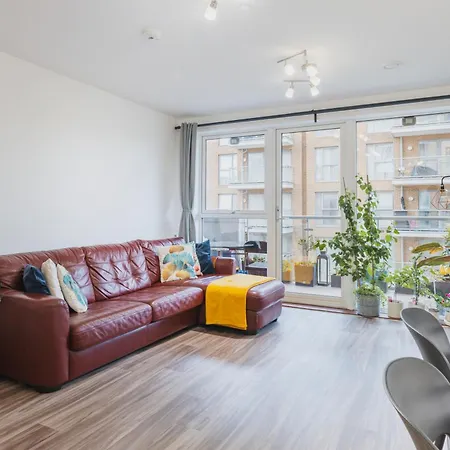Brixton Village Flat- Private En-suite Double Bedroom Homestay *