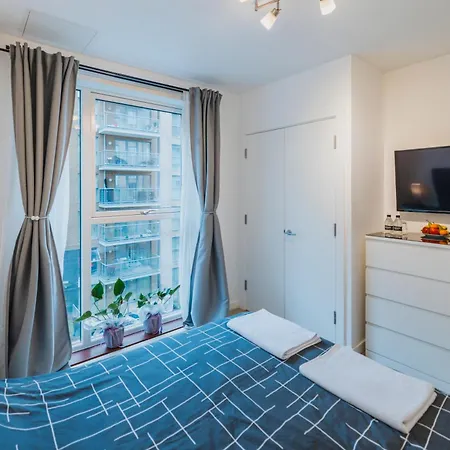 Homestay Brixton Village Flat- Private En-suite Double Bedroom *