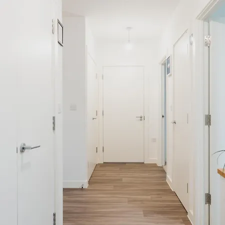 Brixton Village Flat- Private En-suite Double Bedroom London