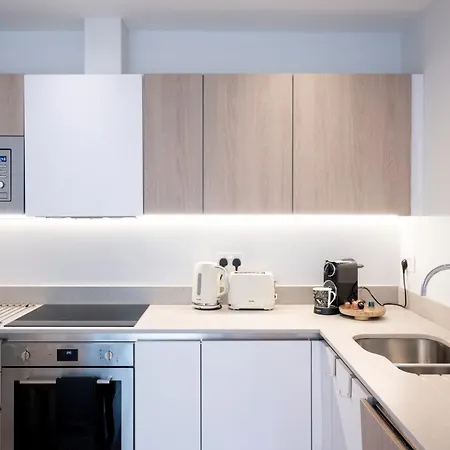 Lovely 1br - Zone 1 - Station Nearby Apartment