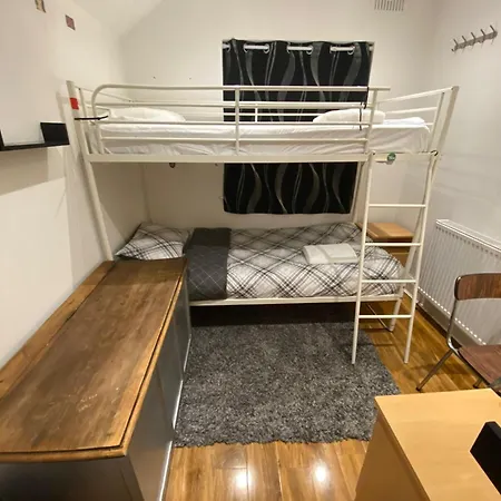 Charming 3-bed In London Apartment *