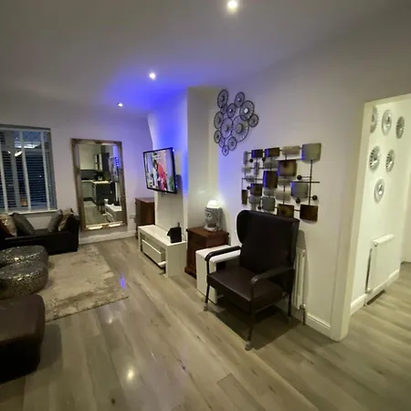Apartment Charming 3-bed In London