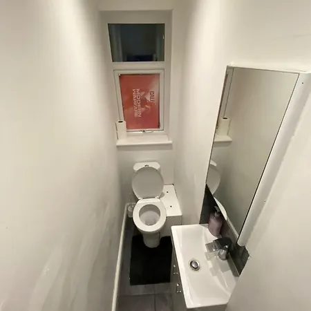 Charming 3-bed In London Apartment