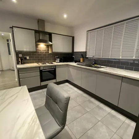 Charming 3-bed In London * Hendon