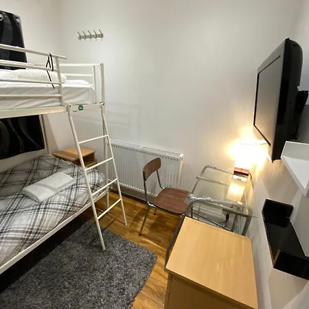 Charming 3-bed In London Apartment *