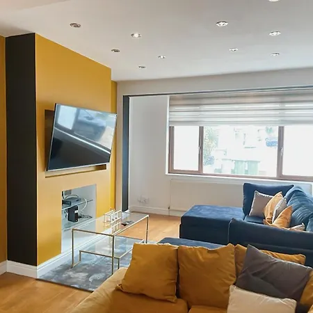 5 Bed Haven - Off Street Parking - Pool Table * Welling