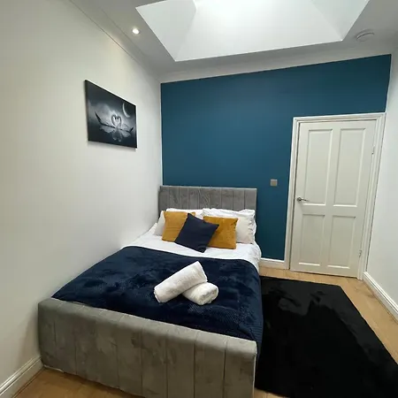 5 Bed Haven - Off Street Parking - Pool Table Holiday home *