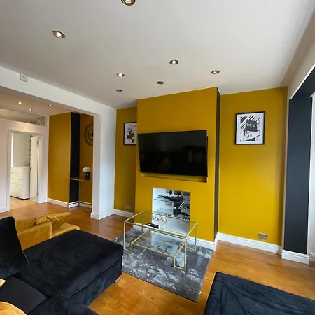5 Bed Haven - Off Street Parking - Pool Table *